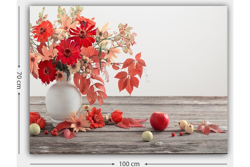 Lærred 70x100 cm - Smuk buket af røde og orange blomster i en hvid vase, omgivet af efterårsblade og frugter - Rød / Orange / Grøn - Boligtilbehør - Billeder & kunst - Billeder på lærred
