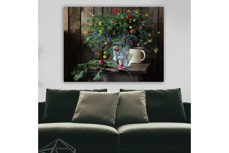 Lærred 70x100 cm - Smuk buket farverige blomster i en glasvase på et træbord, Grøn / Gul / Rød