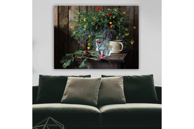 Lærred 70x100 cm - Smuk buket farverige blomster i en glasvase på et træbord, Grøn / Gul / Rød