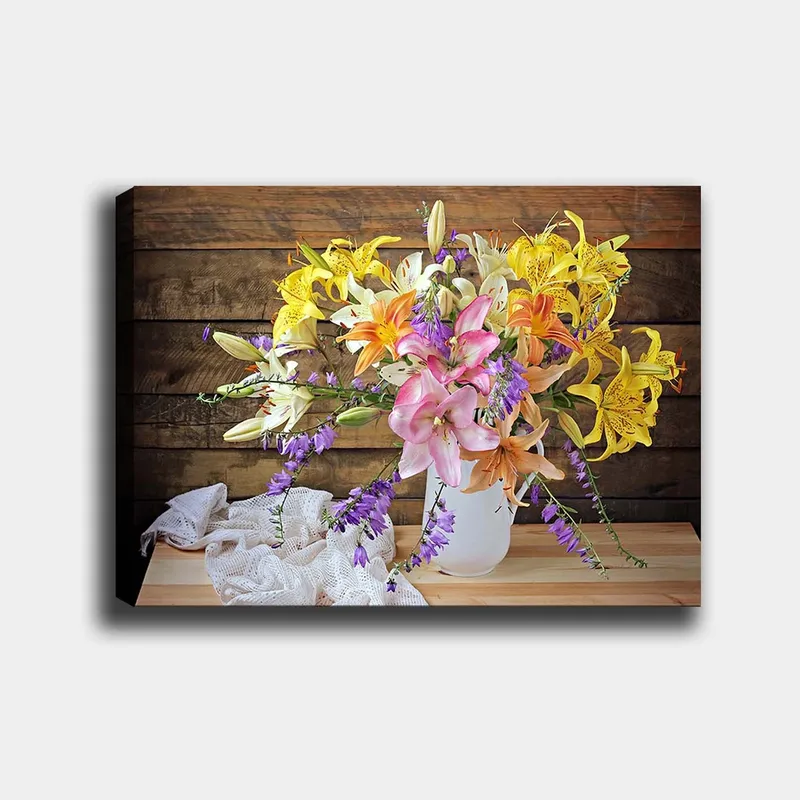 Lærred 70x100 cm - Smuk buket farverige blomster i en hvid vase, Gul / Lyserød / Lilla