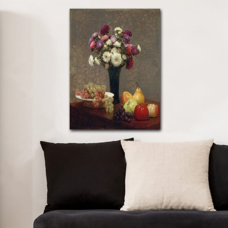 Lærred 70x100 cm - Smuk buket farverige blomster i en vase, omgivet af frugter på et bord - Lilla / Grøn / Rød - Boligtilbehør - Billeder & kunst - Billeder på lærred