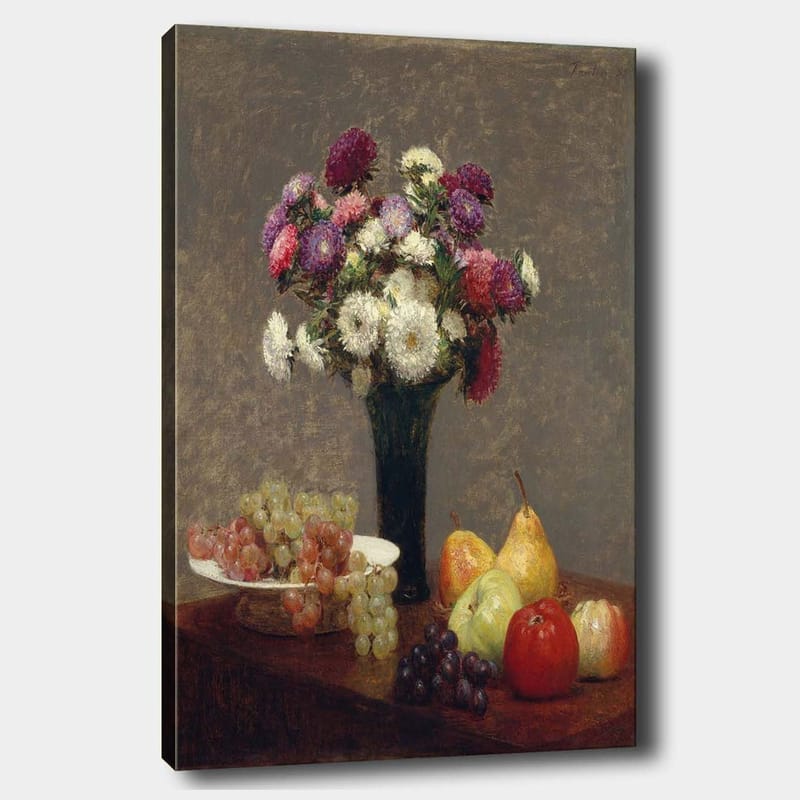 Lærred 70x100 cm - Smuk buket farverige blomster i en vase, omgivet af frugter på et bord, Lilla / Grøn / Rød