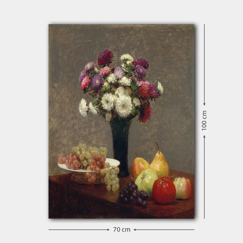 Lærred 70x100 cm - Smuk buket farverige blomster i en vase, omgivet af frugter på et bord - Lilla / Grøn / Rød - Boligtilbehør - Billeder & kunst - Billeder på lærred