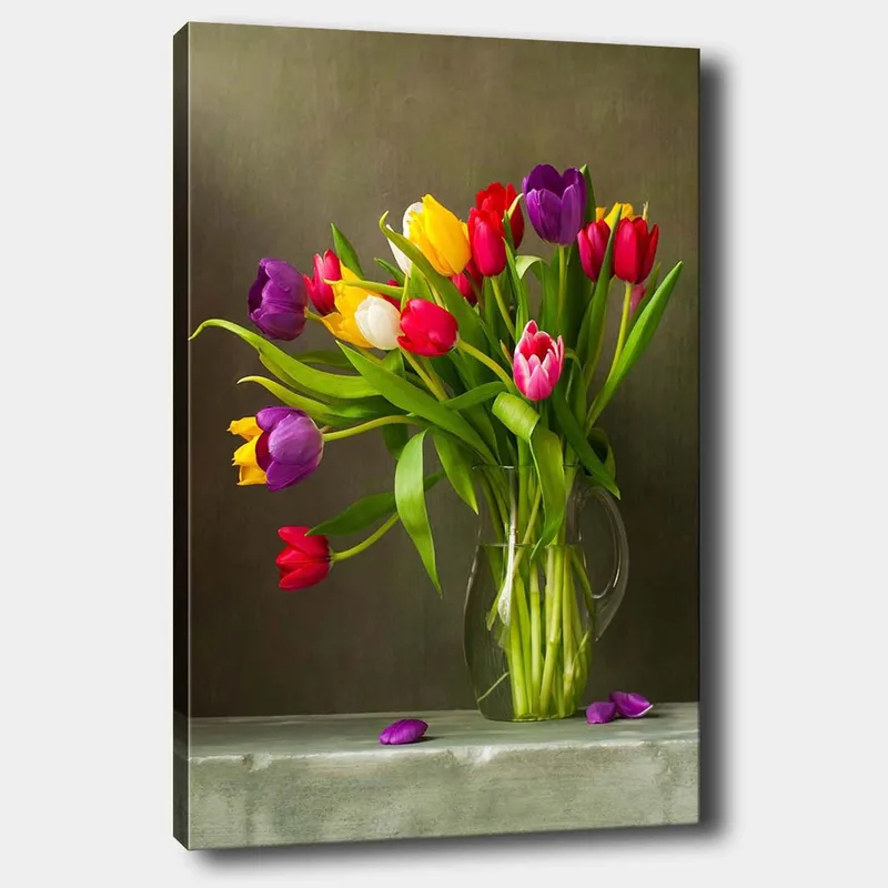 Lærred 70x100 cm - Smuk buket farverige tulipaner i en glasvase, Lilla / Rød / Gul