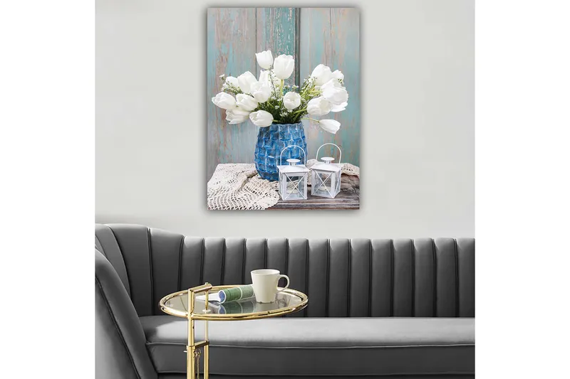 Lærred 70x100 cm - Smuk buket hvide tulipaner i en blå vase, placeret på en træoverflade med lyse detaljer - Hvid / Blå / Grå - Boligtilbehør - Billeder & kunst - Billeder på lærred