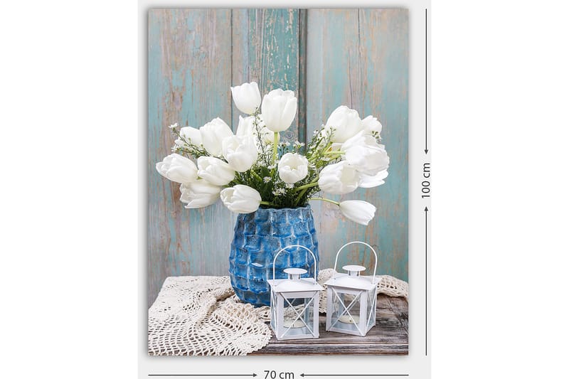 Lærred 70x100 cm - Smuk buket hvide tulipaner i en blå vase, placeret på en træoverflade med lyse detaljer - Hvid / Blå / Grå - Boligtilbehør - Billeder & kunst - Billeder på lærred