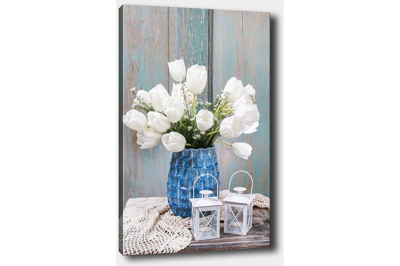 Lærred 70x100 cm - Smuk buket hvide tulipaner i en blå vase, placeret på en træoverflade med lyse detaljer - Hvid / Blå / Grå - Boligtilbehør - Billeder & kunst - Billeder på lærred