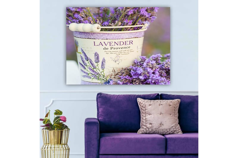 Lærred 70x100 cm - Smuk buket lavendel i en dekorativ spand, Lilla / Hvid