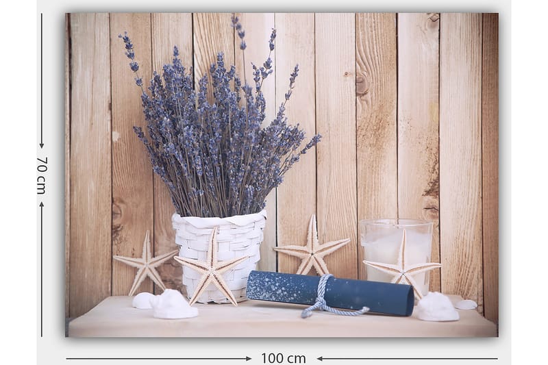Lærred 70x100 cm - Smuk buket lavendel i en hvid kurv, omgivet af strandmotiver og lyse detaljer - Lilla / Hvid / Beige - Boligtilbehør - Billeder & kunst - Billeder på lærred