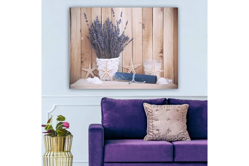 Lærred 70x100 cm - Smuk buket lavendel i en hvid kurv, omgivet af strandmotiver og lyse detaljer, Lilla / Hvid / Beige