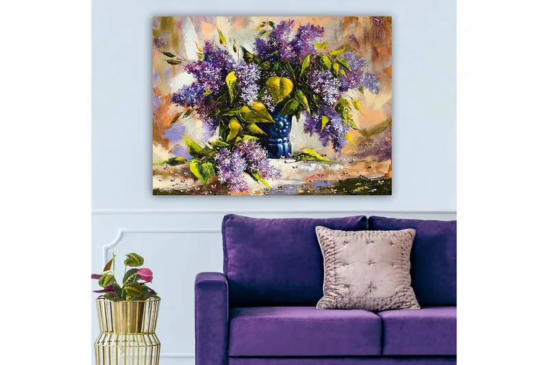 Lærred 70x100 cm - Smuk buket lilla blomster i en blå vase - Lilla / Grøn / Blå - Boligtilbehør - Billeder & kunst - Billeder på lærred