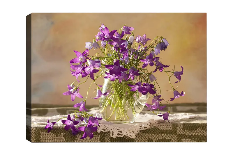 Lærred 70x100 cm - Smuk buket lilla blomster i en glasvase, Lilla / Grøn