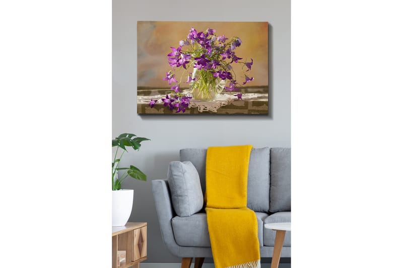 Lærred 70x100 cm - Smuk buket lilla blomster i en glasvase - Lilla / Grøn - Boligtilbehør - Billeder & kunst - Billeder på lærred