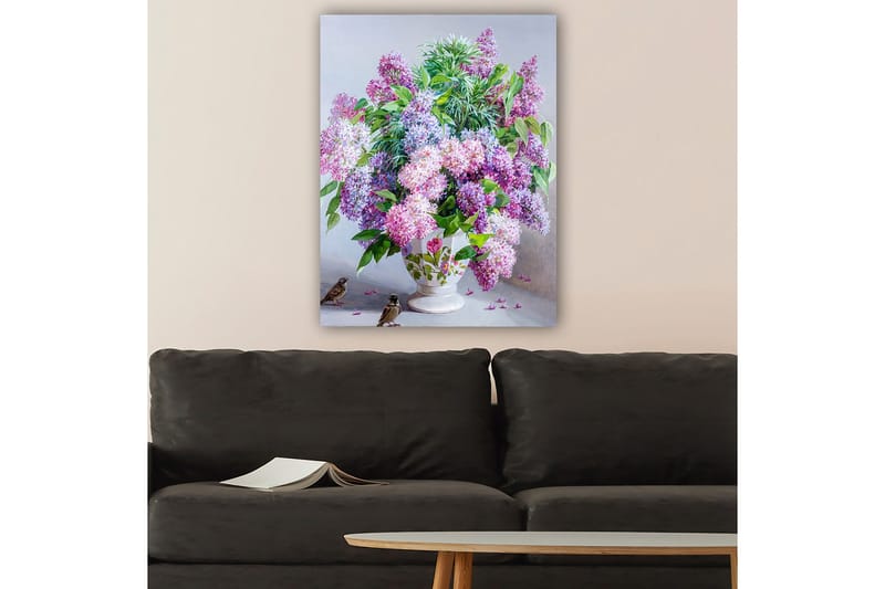 Lærred 70x100 cm - Smuk buket lilla blomster i en hvid vase, Lilla / Grøn / Hvid