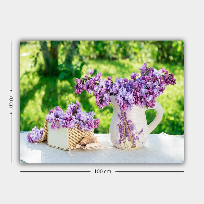 Lærred 70x100 cm - Smuk buket lilla blomster i en potte og en kurv - Lilla / Hvid / Grøn - Boligtilbehør - Billeder & kunst - Billeder på lærred