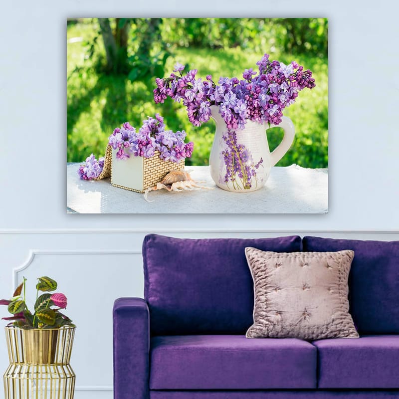 Lærred 70x100 cm - Smuk buket lilla blomster i en potte og en kurv - Lilla / Hvid / Grøn - Boligtilbehør - Billeder & kunst - Billeder på lærred