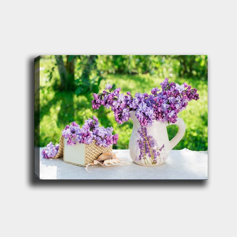 Lærred 70x100 cm - Smuk buket lilla blomster i en potte og en kurv, Lilla / Hvid / Grøn