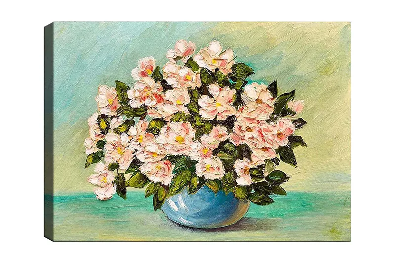 Lærred 70x100 cm - Smuk buket lyserøde blomster i en blå vase, Lyserød / Grøn / Blå