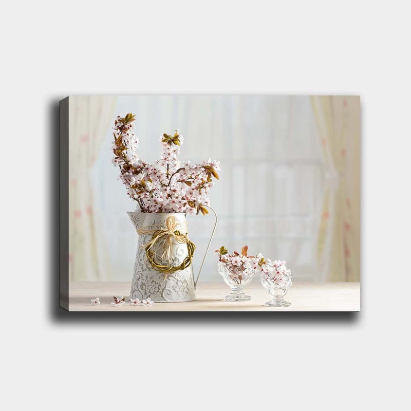 Lærred 70x100 cm - Smuk buket lyserøde blomster i en dekorativ kande, Lyserød / Grøn / Hvid