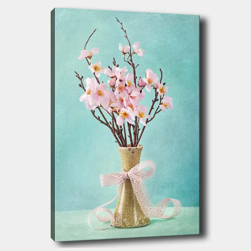 Lærred 70x100 cm - Smuk buket lyserøde blomster i en grøn vase dekoreret med et lyserødt bånd, Lyserød / Grøn / Lyseblå