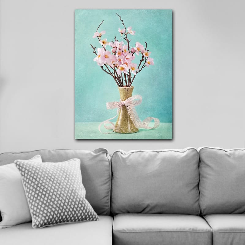 Lærred 70x100 cm - Smuk buket lyserøde blomster i en grøn vase dekoreret med et lyserødt bånd - Lyserød / Grøn / Lyseblå - Boligtilbehør - Billeder & kunst - Billeder på lærred