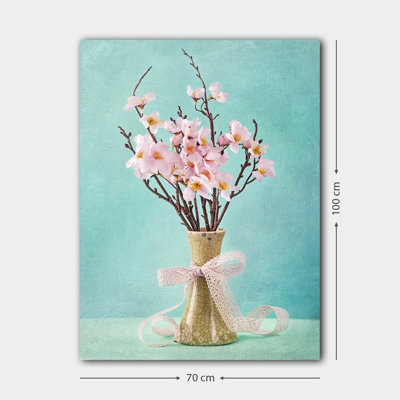 Lærred 70x100 cm - Smuk buket lyserøde blomster i en grøn vase dekoreret med et lyserødt bånd - Lyserød / Grøn / Lyseblå - Boligtilbehør - Billeder & kunst - Billeder på lærred