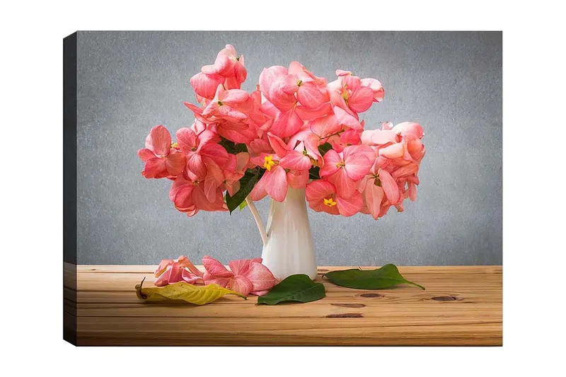 Lærred 70x100 cm - Smuk buket lyserøde blomster i en hvid vase - Lyserød / Grøn / Gul - Boligtilbehør - Billeder & kunst - Billeder på lærred