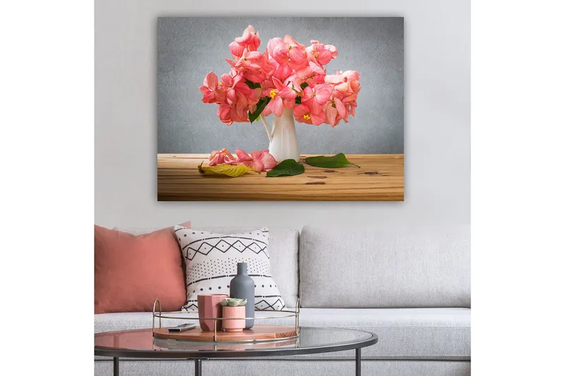 Lærred 70x100 cm - Smuk buket lyserøde blomster i en hvid vase - Lyserød / Grøn / Gul - Boligtilbehør - Billeder & kunst - Billeder på lærred