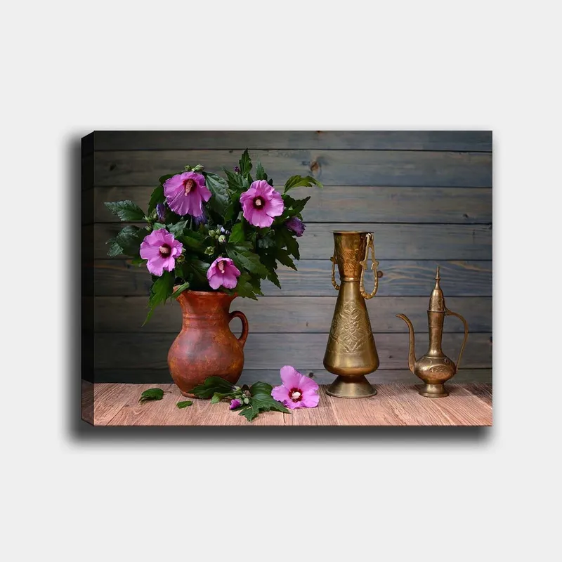 Lærred 70x100 cm - Smuk buket lyserøde blomster i en keramisk vase på et træbord, omgivet af metalgenstande - Lyserød / Grøn / Brun - Boligtilbehør - Billeder & kunst - Billeder på lærred