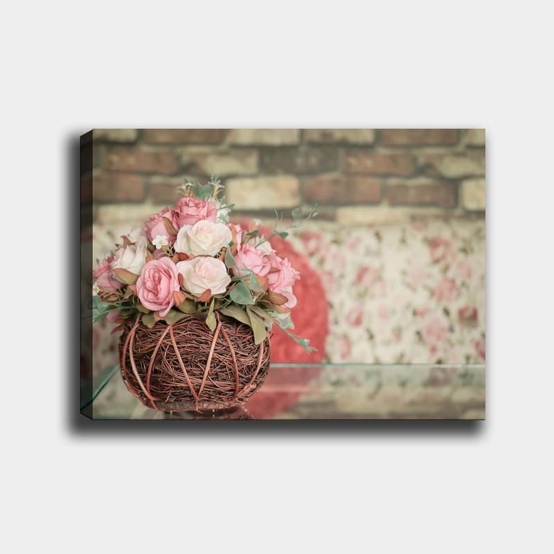 Lærred 70x100 cm - Smuk buket lyserøde roser i en kurv af kviste - Lyserød / Grøn / Brun - Boligtilbehør - Billeder & kunst - Billeder på lærred