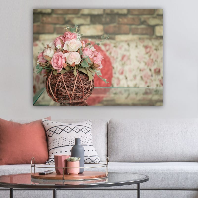 Lærred 70x100 cm - Smuk buket lyserøde roser i en kurv af kviste, Lyserød / Grøn / Brun