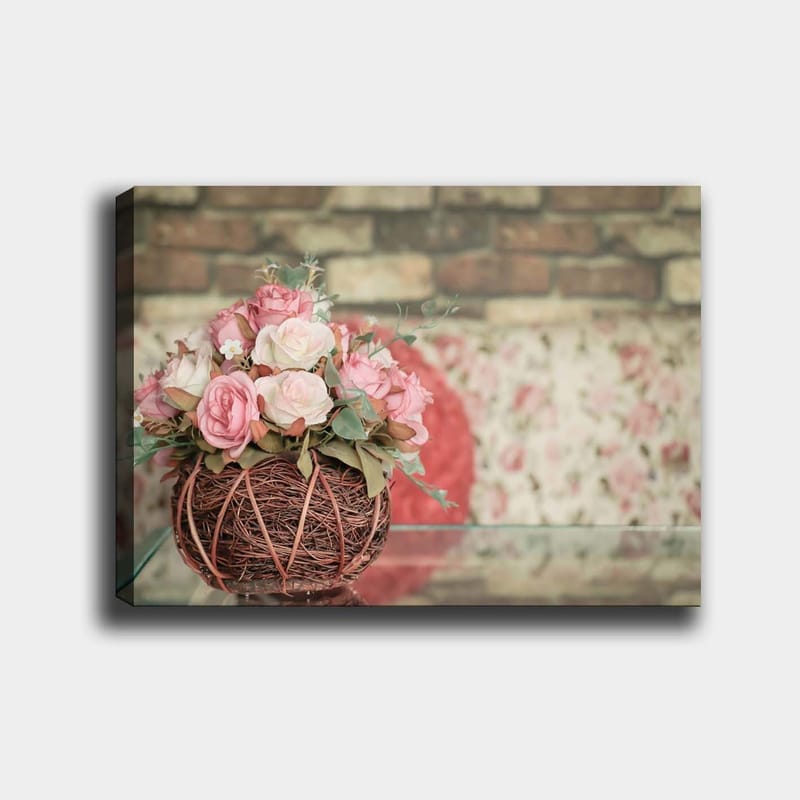 Lærred 70x100 cm - Smuk buket lyserøde roser i en kurv af kviste - Lyserød / Grøn / Brun - Boligtilbehør - Billeder & kunst - Billeder på lærred