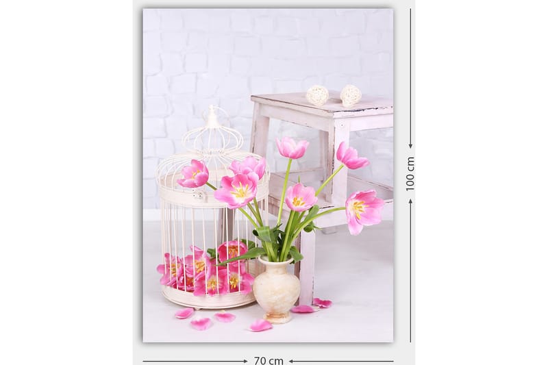 Lærred 70x100 cm - Smuk buket lyserøde tulipaner i en potte, omgivet af blomsterblade og et fuglebur - Lyserød / Grøn / Beige - Boligtilbehør - Billeder & kunst - Billeder på lærred