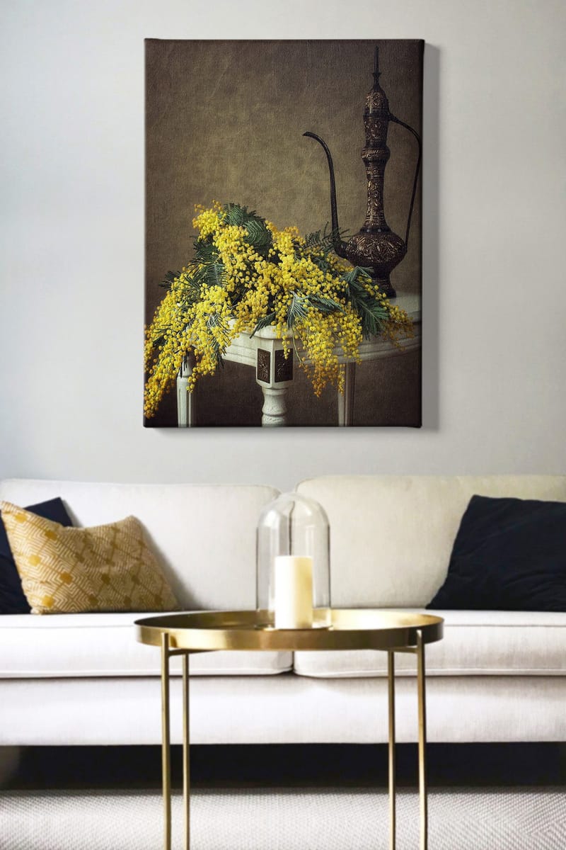 Lærred 70x100 cm - Smuk buket mimosa-blomster i gul, placeret på et bord ved siden af en elegant, mørkebrun kande - Gul / Mørkegrøn / Brun - Boligtilbehør - Billeder & kunst - Billeder på lærred
