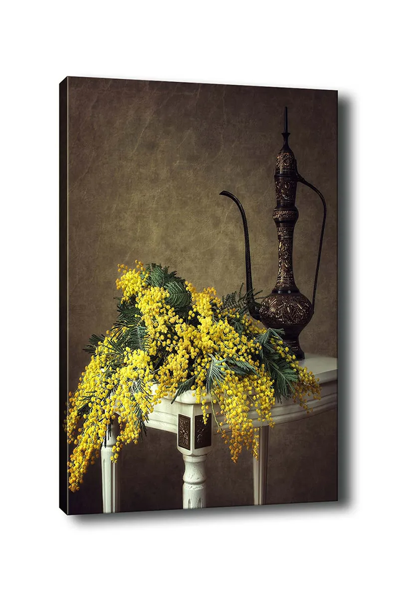 Lærred 70x100 cm - Smuk buket mimosa-blomster i gul, placeret på et bord ved siden af en elegant, mørkebrun kande, Gul / Mørkegrøn / Brun
