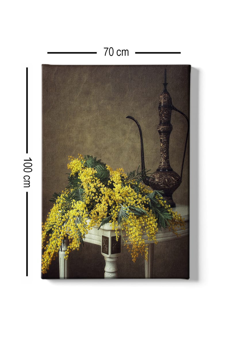 Lærred 70x100 cm - Smuk buket mimosa-blomster i gul, placeret på et bord ved siden af en elegant, mørkebrun kande - Gul / Mørkegrøn / Brun - Boligtilbehør - Billeder & kunst - Billeder på lærred