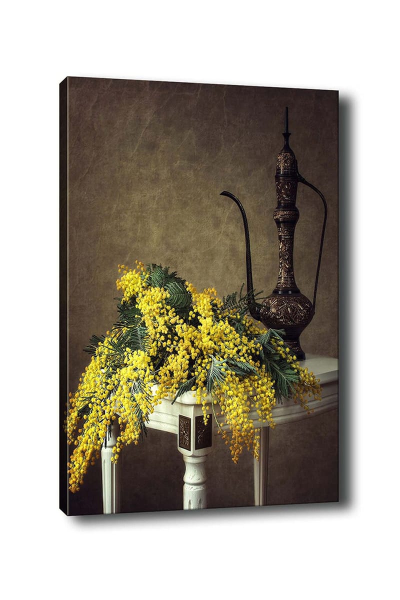 Lærred 70x100 cm - Smuk buket mimosa-blomster i gul, placeret på et bord ved siden af en elegant, mørkebrun kande, Gul / Mørkegrøn / Brun