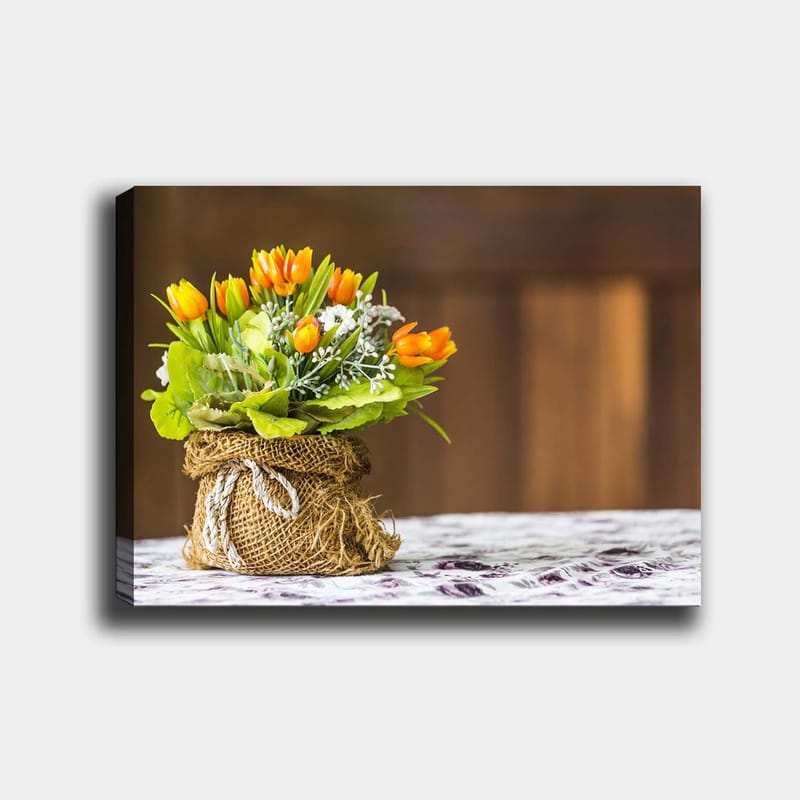 Lærred 70x100 cm - Smuk buket orange tulipaner og grønne blade i en jutekurv - Orange / Grøn / Hvid - Boligtilbehør - Billeder & kunst - Billeder på lærred