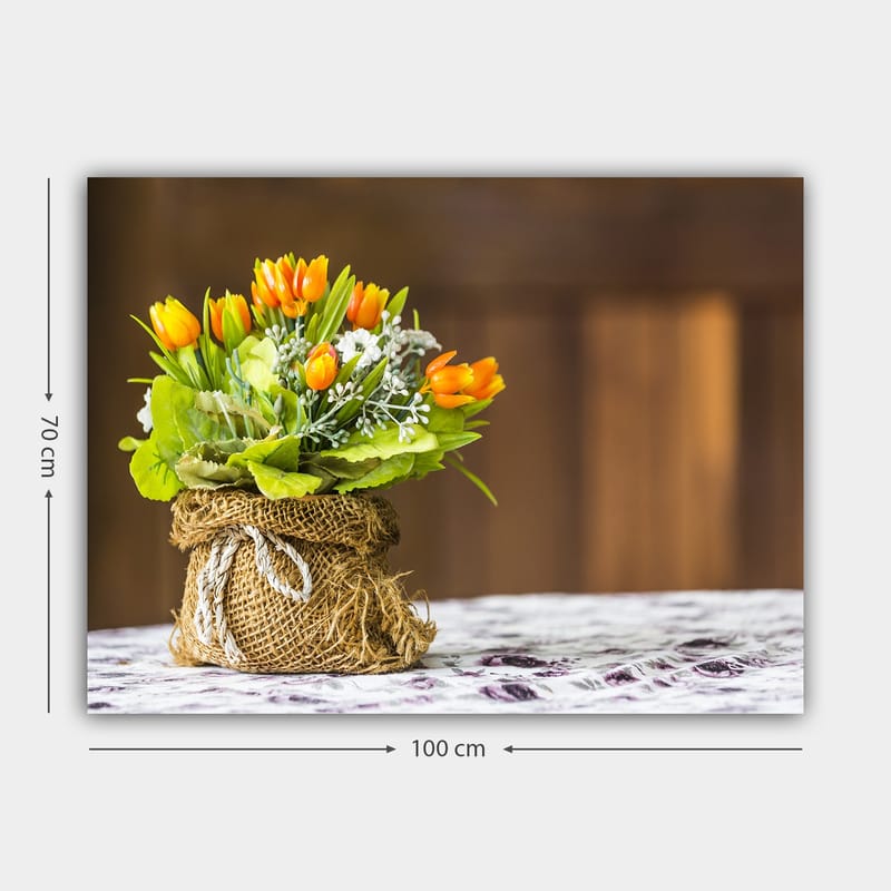 Lærred 70x100 cm - Smuk buket orange tulipaner og grønne blade i en jutekurv - Orange / Grøn / Hvid - Boligtilbehør - Billeder & kunst - Billeder på lærred