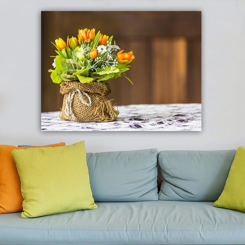 Lærred 70x100 cm - Smuk buket orange tulipaner og grønne blade i en jutekurv - Orange / Grøn / Hvid - Boligtilbehør - Billeder & kunst - Billeder på lærred