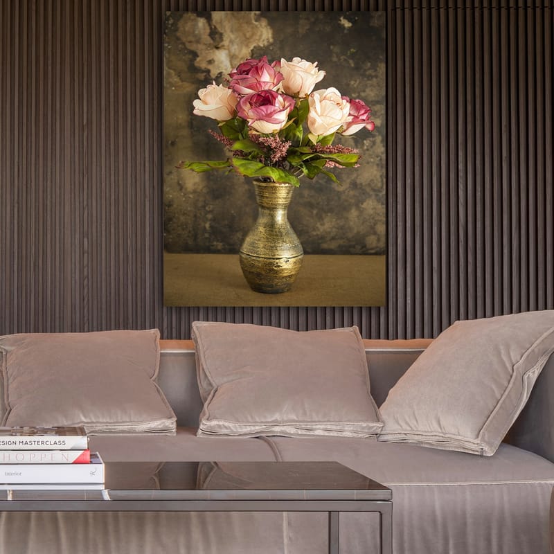 Lærred 70x100 cm - Smuk buket roser i en dekorativ vase - Lyserød / Grøn / Guld - Boligtilbehør - Billeder & kunst - Billeder på lærred
