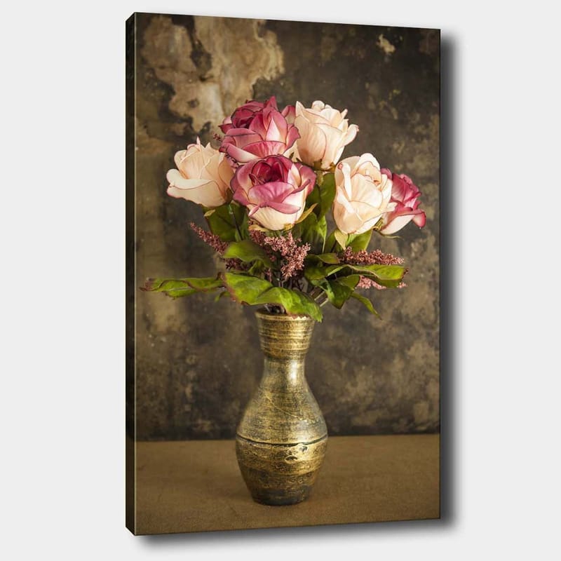 Lærred 70x100 cm - Smuk buket roser i en dekorativ vase, Lyserød / Grøn / Guld