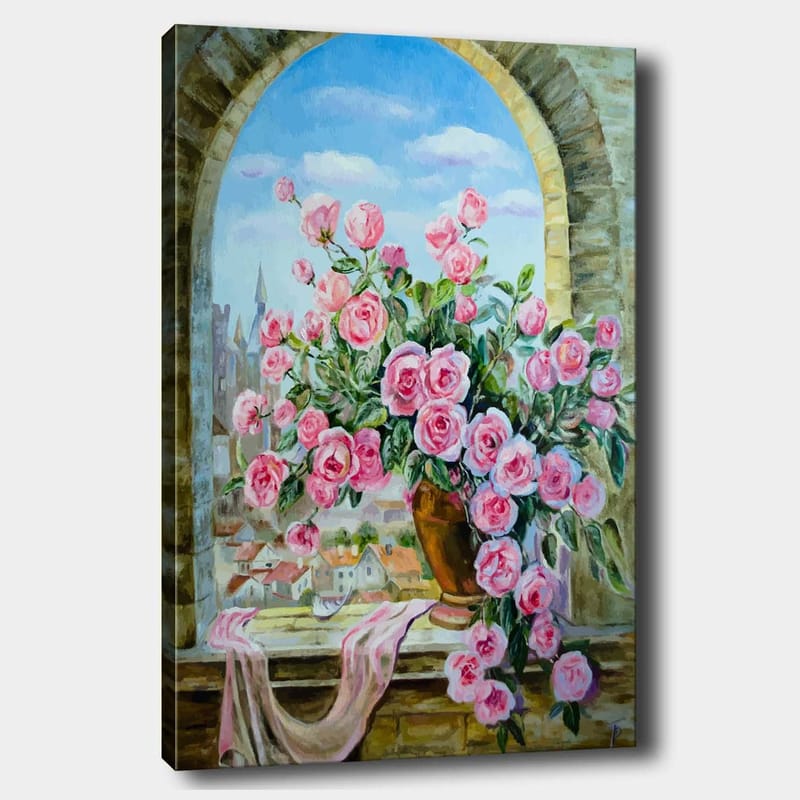 Lærred 70x100 cm - Smuk buket roser i en potte, placeret ved et vindue med udsigt over en by - Lyserød / Grøn / Brun - Boligtilbehør - Billeder & kunst - Billeder på lærred