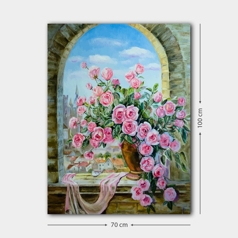 Lærred 70x100 cm - Smuk buket roser i en potte, placeret ved et vindue med udsigt over en by - Lyserød / Grøn / Brun - Boligtilbehør - Billeder & kunst - Billeder på lærred