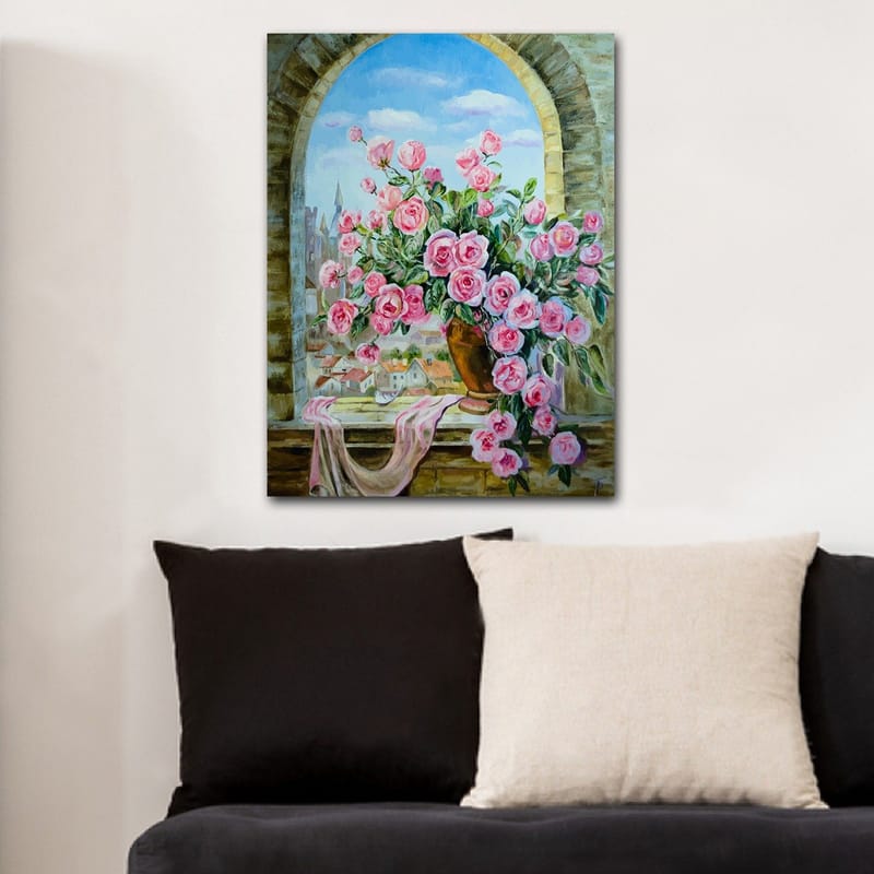 Lærred 70x100 cm - Smuk buket roser i en potte, placeret ved et vindue med udsigt over en by - Lyserød / Grøn / Brun - Boligtilbehør - Billeder & kunst - Billeder på lærred