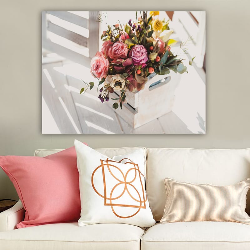 Lærred 70x100 cm - Smuk buket roser og andre blomster i en hvid kurv, Lyserød / Grøn / Gul