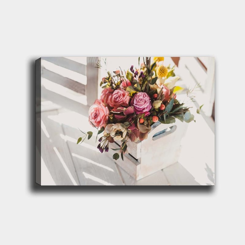 Lærred 70x100 cm - Smuk buket roser og andre blomster i en hvid kurv - Lyserød / Grøn / Gul - Boligtilbehør - Billeder & kunst - Billeder på lærred