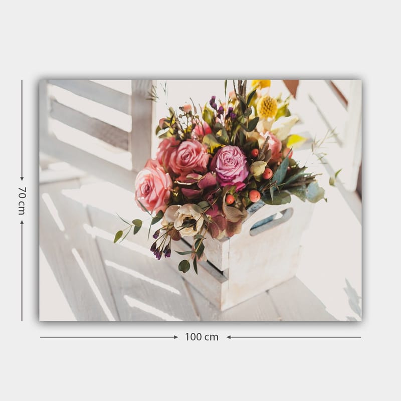Lærred 70x100 cm - Smuk buket roser og andre blomster i en hvid kurv - Lyserød / Grøn / Gul - Boligtilbehør - Billeder & kunst - Billeder på lærred
