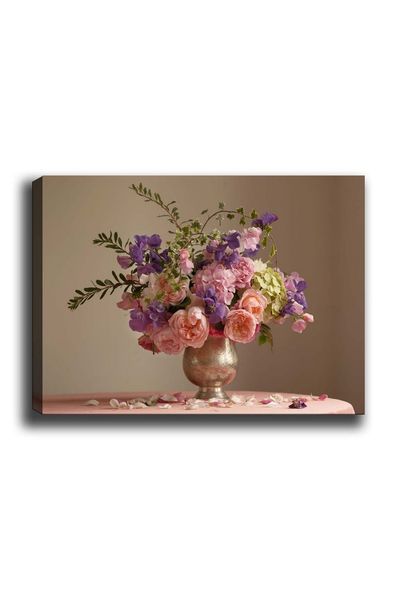 Lærred 70x100 cm - Smuk buket roser og andre blomster i en sølvvase, Lyserød / Lilla / Grøn