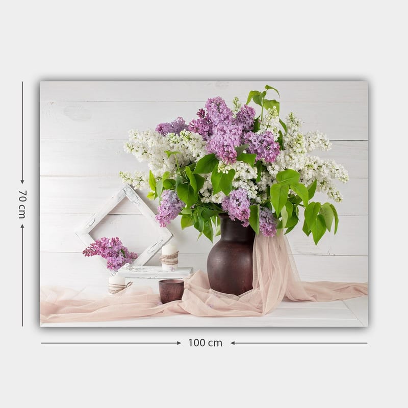 Lærred 70x100 cm - Smuk buket syrener i en brun vase, omgivet af grønne blade og dekorationer - Lilla / Hvid / Grøn - Boligtilbehør - Billeder & kunst - Billeder på lærred
